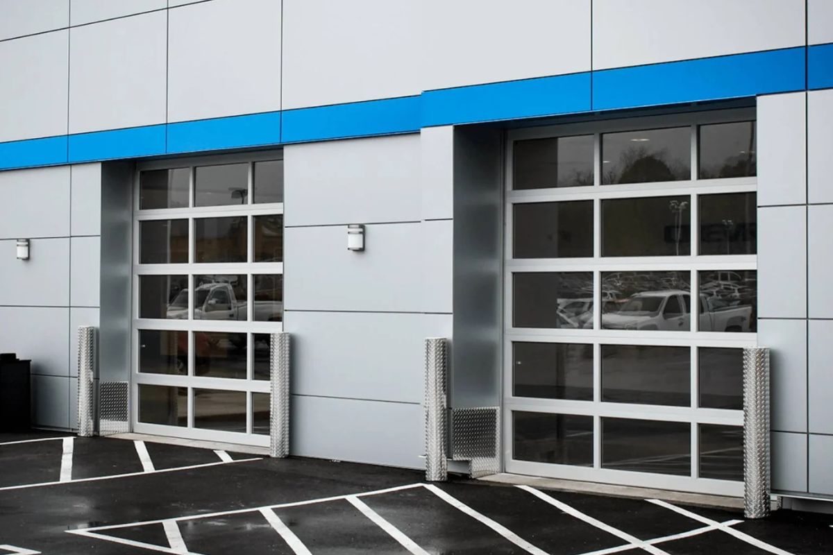 Commercial garage door